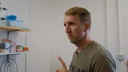 Tanel and chickens. Season 3. (thumbnail 20)