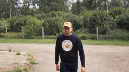 Tanel and chickens. Season 3. (thumbnail 4)